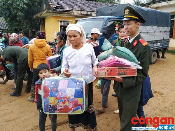 Các CBCS Công an huyện Anh Sơn trao quà cho các hộ gia đình