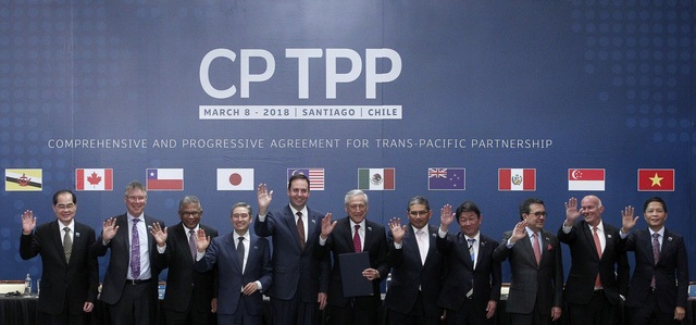 Bộ trưởng Thương mại và Công nghiệp Trần Tuấn Anh (phải) cùng đại diện 10 nước tham gia lễ ký Hiệp định CPTPP chụp ảnh chung tại hội nghị ở Santiago ngày 8/3. AFP/ TTXVN.