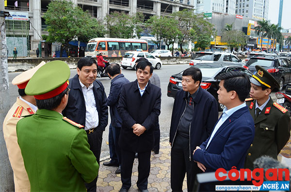 Đồng chí Bí thư Tỉnh ủy Nguyễn Đắc Vinh đã đến thăm hỏi, động viên chiến sỹ Cảnh sát giao thông tại giao lộ ngã tư chợ Vinh