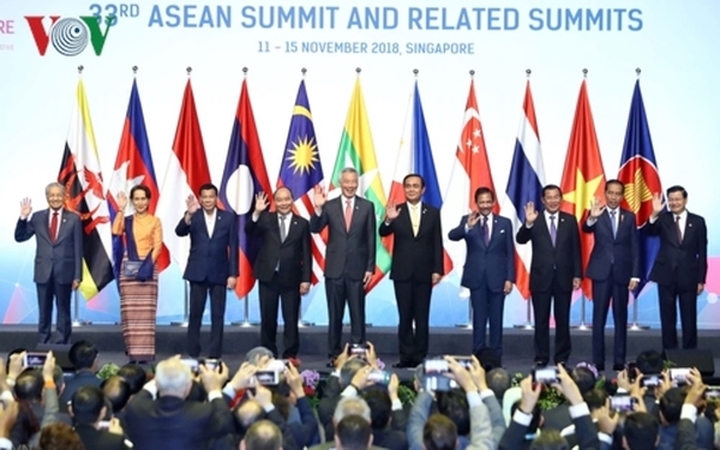 Dấu ấn của Việt Nam trên trường quốc tế năm 2018 còn được thể hiện ở sự góp mặt trong các diễn đàn đa phương. Đầu tiên phải kể đến sự tham dự 2 Hội nghị Cấp cao Hiệp hội các quốc gia Đông Nam Á (ASEAN) lần thứ 32 và 33 được tổ chức tại Singapore vào tháng 4 và tháng 11/2018. Trong ảnh: Thủ tướng Nguyễn Xuân Phúc cùng các Nhà lãnh đạo ASEAN chụp ảnh lưu niệm trước khi dự Phiên họp toàn thể Hội nghị Cấp cao ASEAN lần thứ 33.