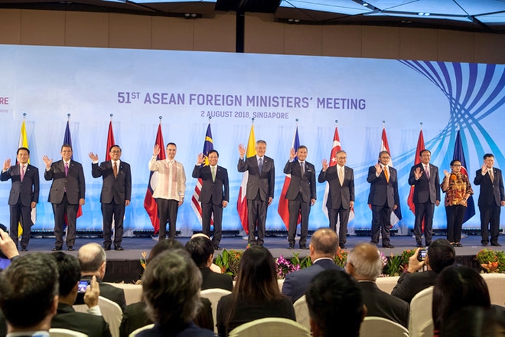Tháng 8/2018, Phó Thủ tướng, Bộ trưởng Ngoại giao Phạm Bình Minh dẫn đầu đoàn cấp cao Việt Nam tham dự Hội nghị Bộ trưởng Ngoại giao ASEAN lần thứ 51 (AMM 51) tại Singapore. Phát biểu tại các hội nghị, Phó Thủ tướng nhất trí ASEAN và các nước đối tác cần nỗ lực thúc đẩy đối thoại, hợp tác và xây dựng lòng tin, hình thành và chia sẻ các chuẩn mực ứng xử nhằm ngăn ngừa xung đột và duy trì hòa bình, an ninh và ổn định ở khu vực. Tại Hội nghị, Việt Nam đã tiếp nhận vai trò điều phối quan hệ ASEAN-Nhật Bản. Trong ảnh: Bộ trưởng Ngoại giao của 10 nước ASEAN và các nước khách mời tại hội nghị.  (Ảnh: Bộ Ngoại giao) 
