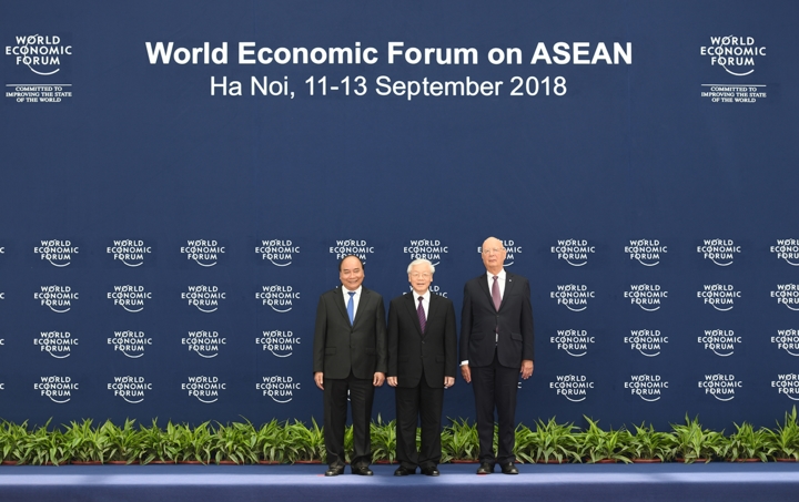 Đây cũng là lý do Chủ tịch Điều hành WEF ông Borge Brende. nói rằng WEF-ASEAN 2018 là hội nghị thành công nhất từ trước đến nay ở khu vực Đông Á trong 27 năm qua. Trong ảnh: Tổng Bí Thư Nguyễn Phú Trọng (giữa), Thủ tướng Nguyễn Xuân Phúc (trái) cùng Chủ tịch WEF Klaus Schwab tại Hội nghị WEF ASEAN 2018 diễn ra từ 11-13/9/2018 tại Hà Nội. (Ảnh: VGP)