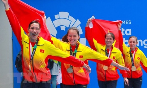 Đội đua thuyền nhẹ nữ 4 người Việt Nam giành HCV tại ASIAD 2018. Ảnh: TTXVN