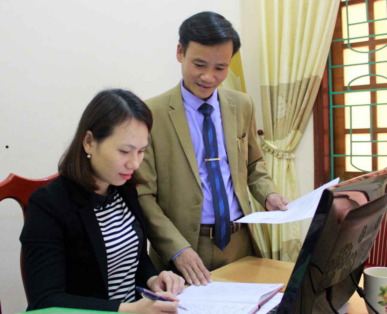 Ông Lê Thanh Giang, Chủ tịch UBND phường Nghi Hòa, thị xã Cửa Lò trao đổi với cán bộ trong thực hiện báo cáo kết quả kinh tế - xã hội năm 2018
