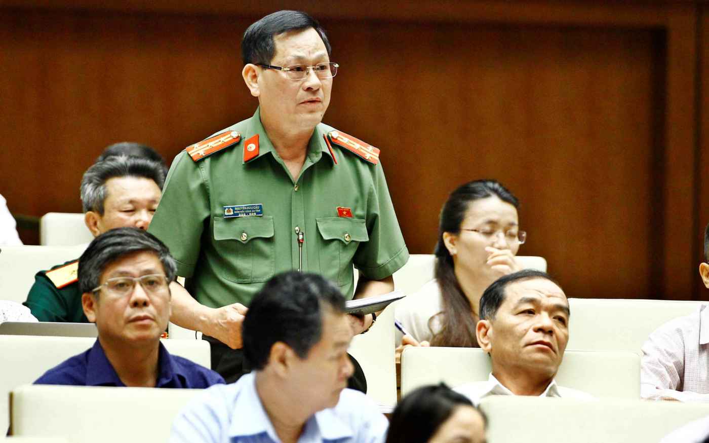Đồng chí Đại tá Nguyễn Hữu Cầu tranh luận tại Quốc hội 