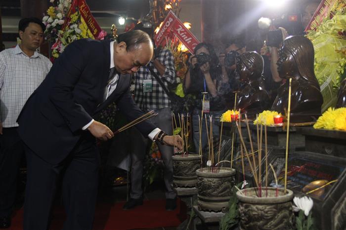 Đồng chí Nguyễn Xuân Phúc, Thủ tướng Chính phủ bày tỏ lòng thành kính, tri ân     sâu nặng đối với sự hy sinh to lớn của các anh hùng liệt sỹ tại Khu di tích Truông Bồn