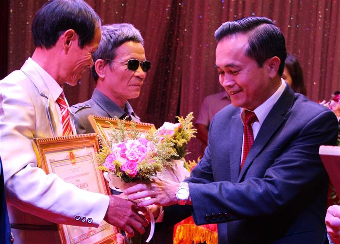 Đồng chí Lê Ngọc Hoa, Phó Chủ tịch UBND tỉnh trao Bằng khen của Chủ tịch UBND tỉnh cho các cá nhân đạt thành tích  xuất sắc trong Cuộc thi “Sáng tác kịch bản tiểu phẩm  tuyên truyền pháp luật về các quyền dân sự, chính trị”