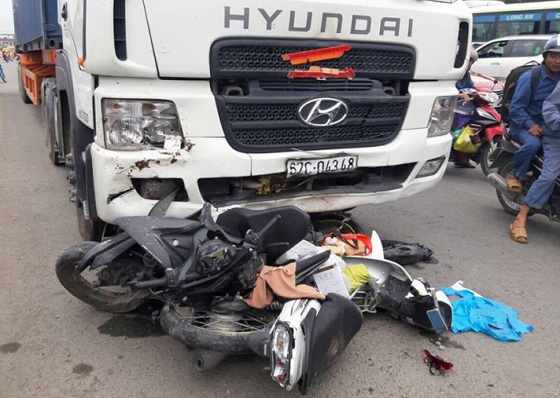 Hiện trường vụ tai nạn giao thông đặc biệt nghiêm trọng tại tỉnh Long An
