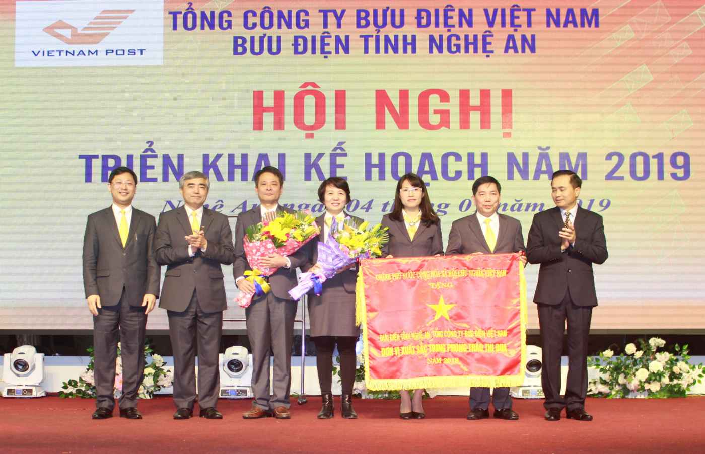 Bưu điện tỉnh Nghệ An đạt Cờ thi đua Chính phủ