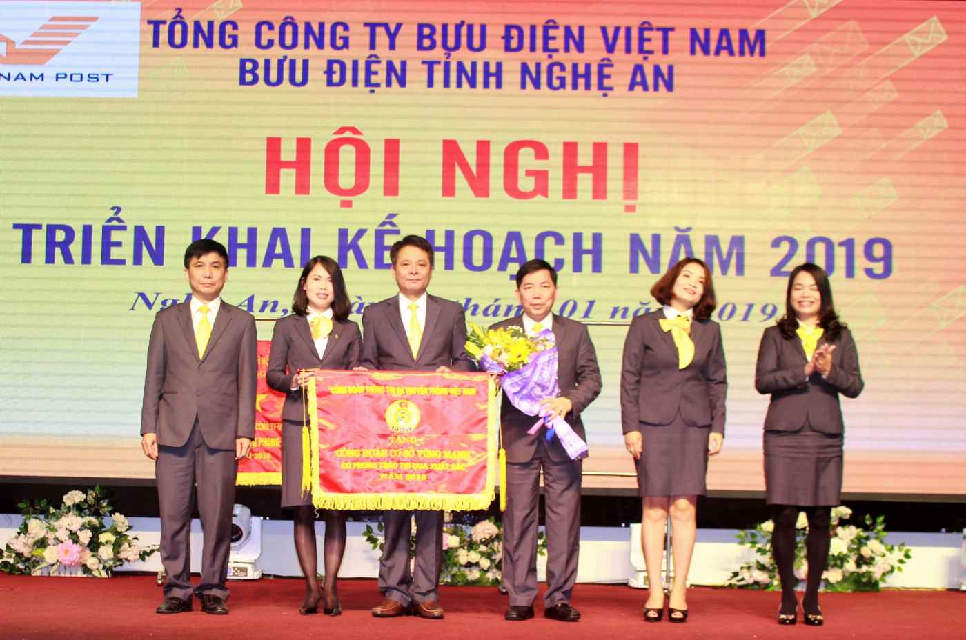 Công đoàn Bưu điện Nghệ An nhận Cờ thi đua của Công đoàn Bộ Thông tin và Truyền thông Việt Nam 