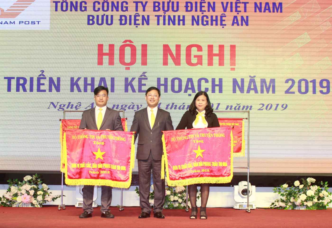 Các đơn vị trong Bưu điện Nghệ An nhận cờ thi đua của  Bộ Thông tin và Truyền thông Việt Nam 