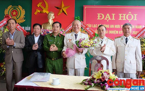 Lãnh đạo Công an huyện Nam Đàn tặng hoa chúc mừng Ban Chủ nhiệm Câu lạc bộ Công an hưu trí huyện nhiệm kỳ 2018 - 2021
