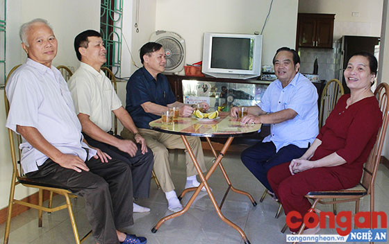 Thượng tá Cao Bùi Hùng (thứ 3 từ trái sang) cùng Ban Chủ nhiệm Câu lạc bộ Công an hưu trí TP Vinh trực tiếp xuống địa bàn trao đổi, nắm bắt tâm tư, nguyện vọng của người dân trong Ngày Đại đoàn kết 18/11 