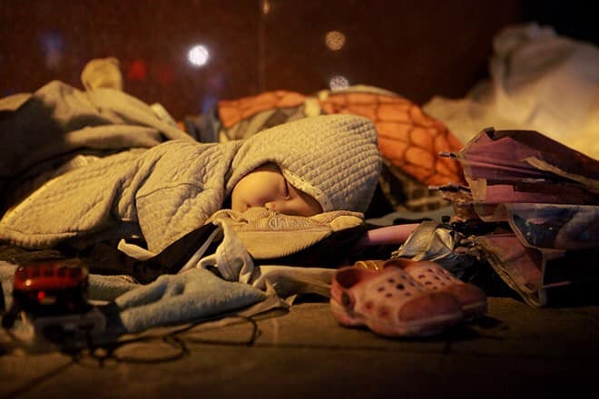 Một em bé vô gia cư ngủ say giữa đêm đông Hà Nội.