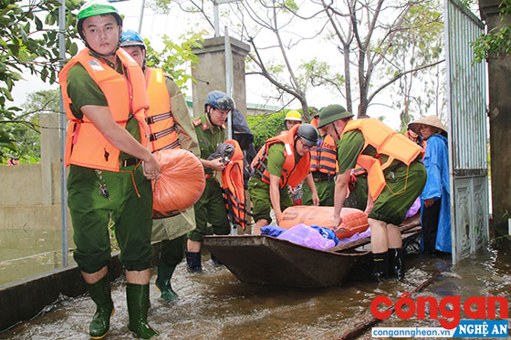 Đoàn viên, thanh niên giúp nhân dân khắc phục hậu quả sau cơn bão