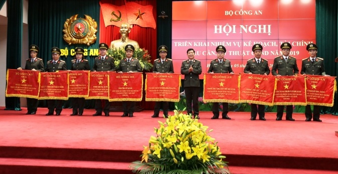 Thứ trưởng Nguyễn Văn Sơn trao Cờ thi đua của Bộ Công an tặng các đơn vị cơ sở.
