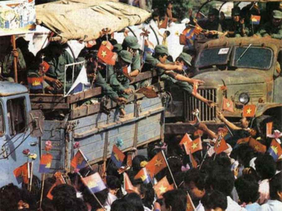 ùng với lực lượng cách mạng Campuchia, quân tình nguyện Việt Nam tiến vào giải phóng Phnom Penh khỏi chế độ độc tài Pol Pot trưa 7-1-1979 - Ảnh: TLTT - tuyengiao.vn