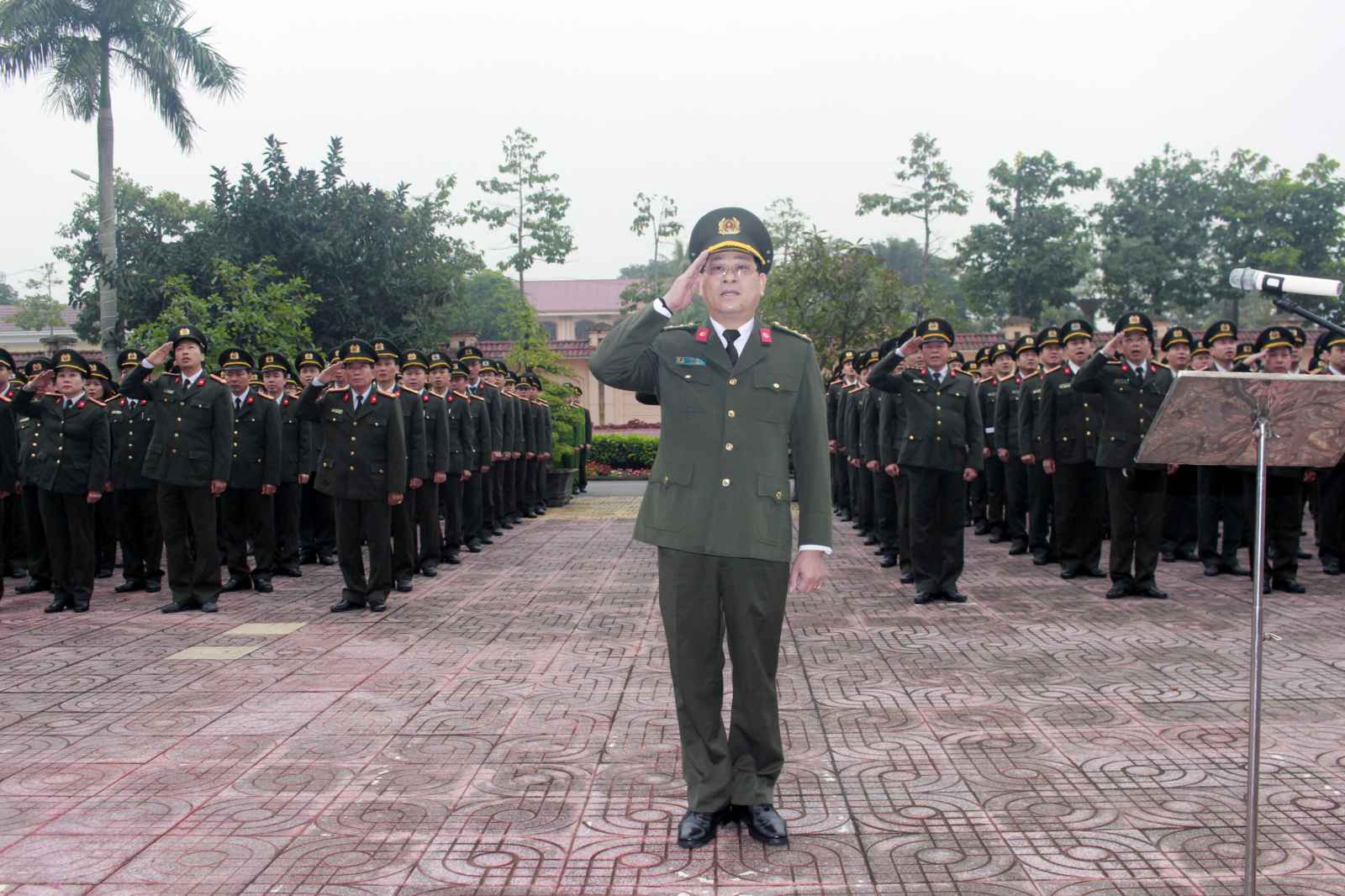 Đại tá Nguyễn Hữu Cầu, Giám đốc Công an tỉnh chủ trì buổi chào cờ đầu năm tại Công an tỉnh
