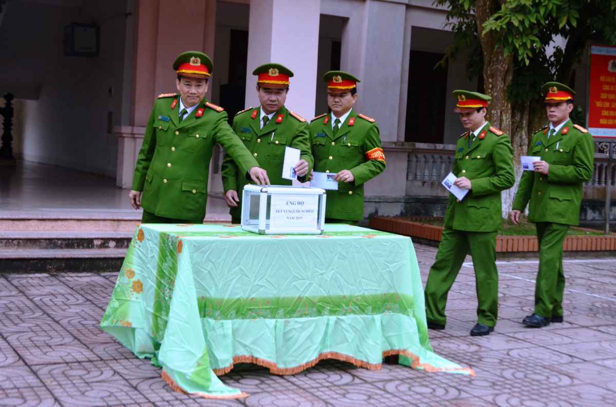 Đồng chí Đại tá Nguyễn Mạnh Hùng, Phó Giám đốc Công an Nghệ An dự lễ chào cờ và ủng hộ Tết vì người nghèo tại Trụ sở Cảnh sát cảnh sát điều tra Công an Nghệ An. Ảnh: Huyền Thương 