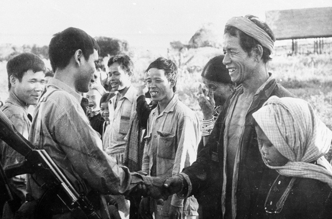 Trong những năm tháng giúp đỡ người dân Campuchia chống lại chế độ diệt chủng, bộ đội tình nguyện Việt Nam luôn được nhân dân khắp vùng miền ở Campuchia hân hoan chào đón. 