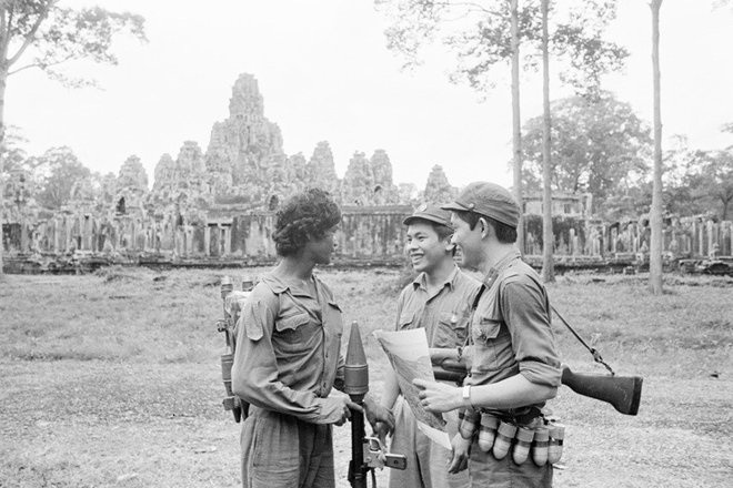 Những ngày đầu giải phóng, bộ đội tình nguyện và chuyên gia Việt Nam đã sát cánh cùng nhân dân Campuchia khôi phục sản xuất, ổn định cuộc sống.