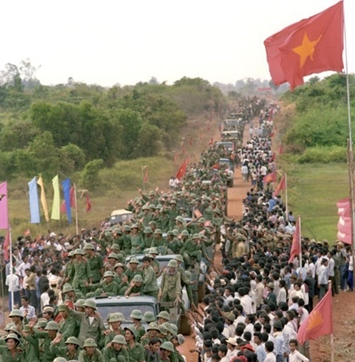 Người dân Campuchia đứng hai bên đường vẫy chào, chia tay quân tình nguyện Việt Nam về nước năm 1989.
