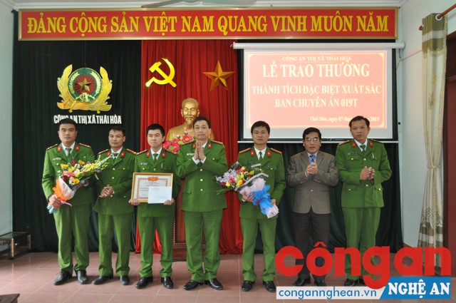 Lãnh đạo Công an tỉnh và thị xã Thái Hòa trao thưởng cho Ban chuyên án