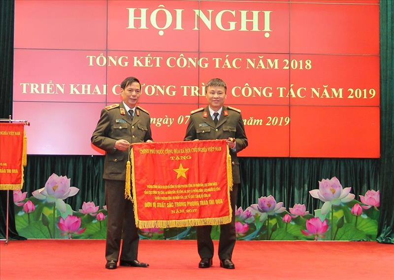 Thừa ủy quyền của Thủ tướng Chính phủ, Thiếu tướng Đinh Huy Hiệu trao Cờ thi đua của Chính phủ tặng 01 đơn vị cấp Phòng thuộc Cục Tổ chức cán bộ.