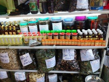 Nhiều loại dược liệu, thuốc nam, thuốc bắc được bày bán ở một số chợ vùng biên. (Ảnh: Hà An)
