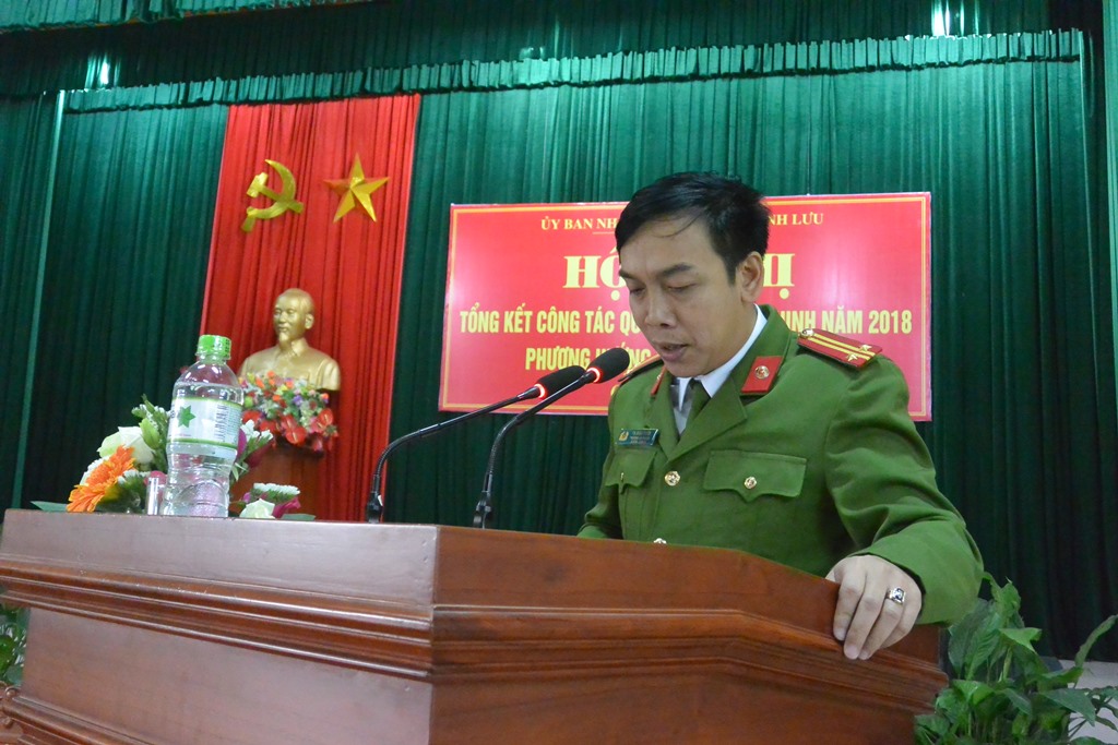 Đồng chí Trung tá Tạ Đình Tuấn - Trưởng Công an huyện báo cáo kết quả công tác thực hiện kế hoạch đảm bảo ANTT dịp Tết 