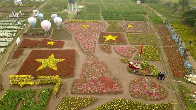 Chiếc cup vô địch và 3 lá cờ Tổ quốc được kết từ hàng chục ngàn bông hoa rực rỡ