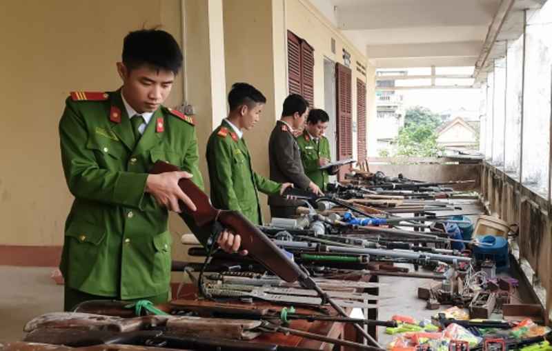 Công an Hương Sơn kiểm tra, phân loại các vũ khí tự chế, công cụ hỗ trợ