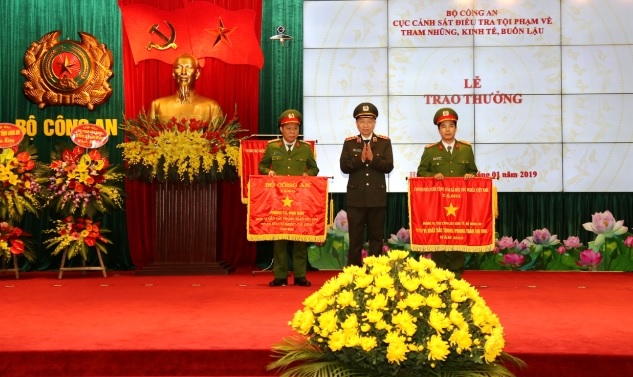 Thừa ủy quyền của Thủ tướng Chính phủ, Bộ trưởng Tô Lâm trao Cờ thi đua của Chính phủ tặng đơn vị cơ sở.