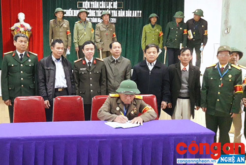 Cựu chiến binh xã Lăng Thành ký cam kết tham gia đảm bảo ANTT trên địa bàn