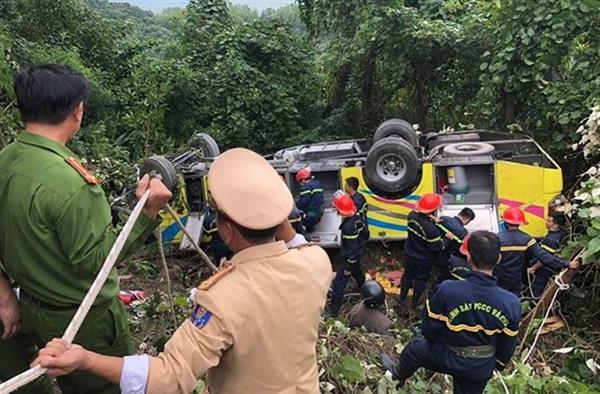 Lực lượng CHCN Công an tỉnh Thừa Thiên- Huế ứng cứu các nạn nhân đưa ra khỏi xe khách.