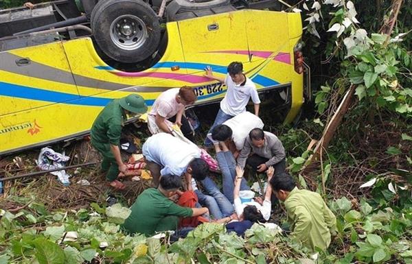 Nhiều nạn nhân là sinh viên trường Cao đẳng kỹ thuật Kiên Giang được cứu đưa ra khỏi chiếc xe khách gặp nạn.