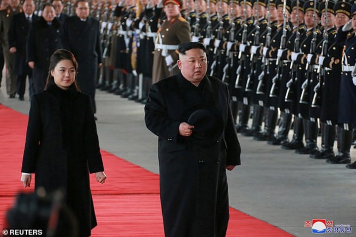 Hãng thông tấn nhà nước Triều Tiên KCNA cho biết Kim Jong-un thăm Bắc Kinh theo lời mời của Chủ tịch Trung Quốc Tập Cận Bình từ ngày 7/1 đến 10/1. Ảnh ông Kim Jong-un và Phu nhân chuẩn bị lên đường, rời Bình Nhưỡng để tới Bắc Kinh. Ảnh: Reuters.
