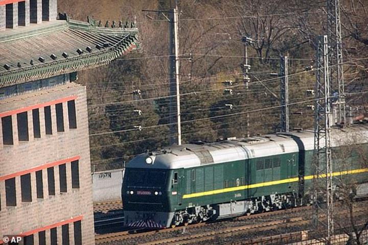 Theo hãng thông tấn Yonhap, Nhà lãnh đạo Kim Jong-un cùng Phu nhân và đoàn quan chức cấp cao Triều Tiên tới Bắc Kinh bằng tàu hỏa. Đoàn tàu gồm 20-25 toa với phần lớn cửa sổ các toa đều bị đóng kín và được kéo bởi hai đầu máy. Ảnh: AP.
