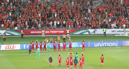 Các cầu thủ Việt Nam cảm ơn người hâm mộ sau trận đấu. Ảnh: AFC
