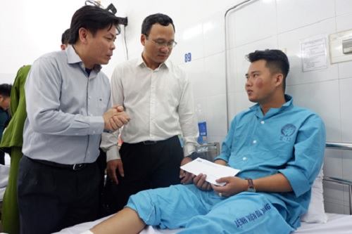 Đoàn công tác tới thăm người bị thương trong vụ tai nạn tại Bệnh viện Đà Nẵng. Ảnh: VGP/Lưu Hương