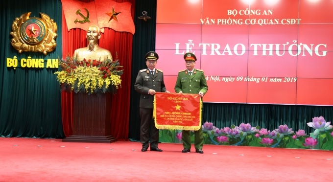 Bộ trưởng Tô Lâm trao Cờ thi đua của Bộ Công an tặng đơn vị cơ sở.