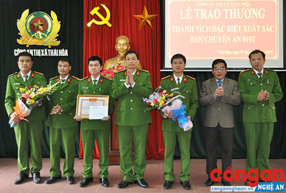 Lãnh đạo Công an tỉnh và UBND TX Thái Hòa trao thưởng cho Ban chuyên án