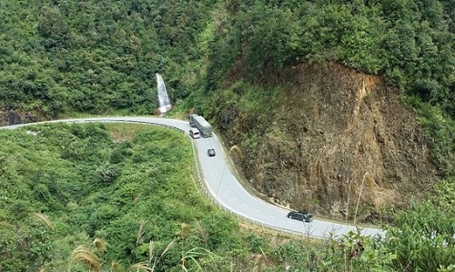Điều khiển xe trên đường đèo núi luôn tiềm ẩn nhiều rủi ro bất thường - Ảnh minh hoạ.