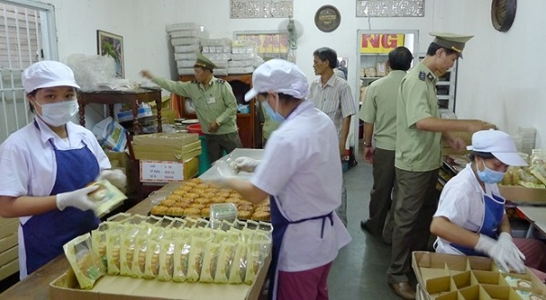 Quản lý thị trường TP Hồ Chí Minh kiểm tra một cơ sở sản xuất bánh kẹo. Ảnh minh họa