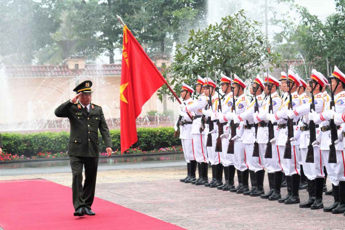 Thượng tướng Nguyễn Văn Thành duyệt đội danh dự Công an Nghệ An