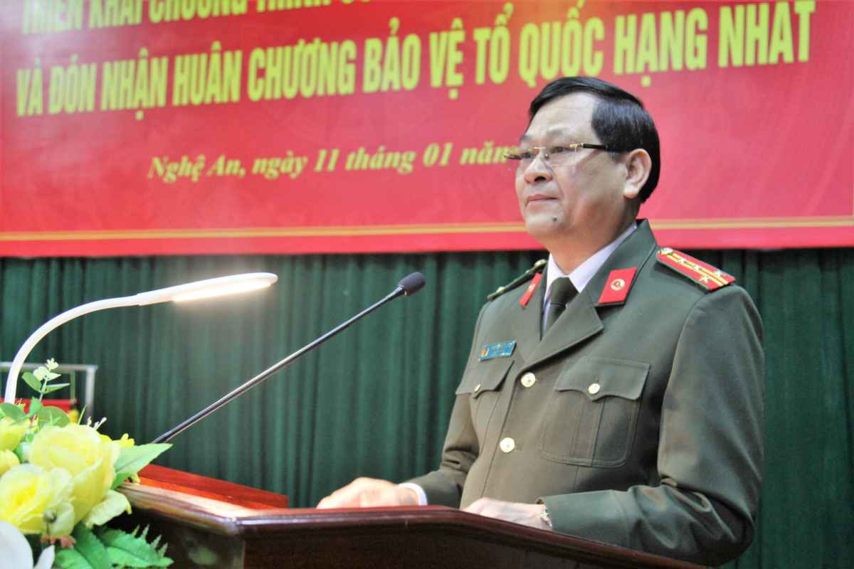 PGS.TS Đại tá Nguyễn Hữu Cầu, Giám đốc Công an tỉnh báo cáo tóm tắt nội dung hội nghị Công an toàn quốc lần thứ 74 