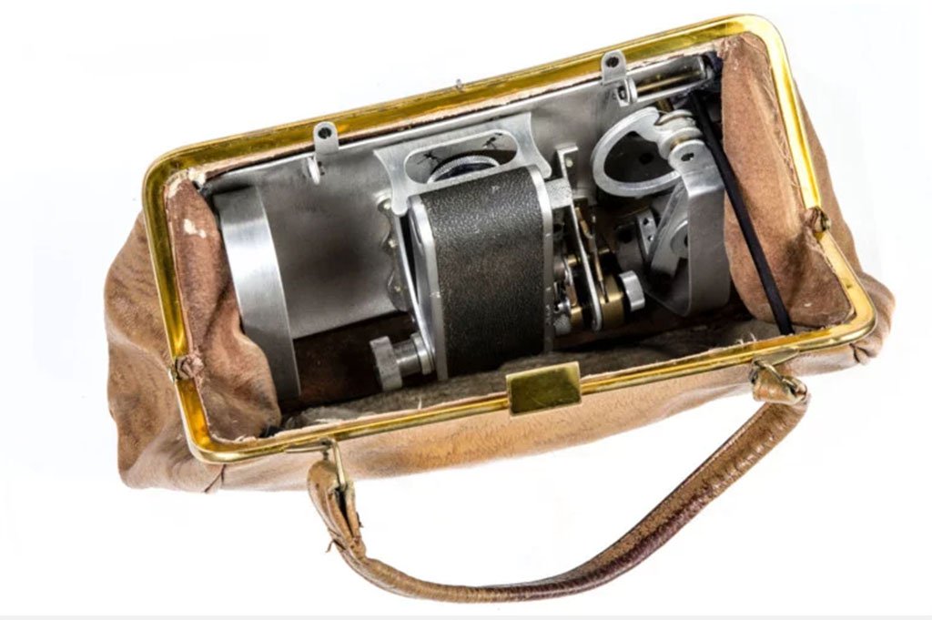 FED - chiếc máy ảnh được giấu trong túi xách có khoá bên cạnh để mở ống kính.
