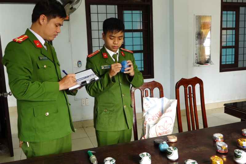 Công an huyện Quảng Ninh, tỉnh Quảng Bình đã đẩy mạnh công tác tuyên truyền, vận động nhân dân tự nguyện đem giao nộp  mìn tự tạo tại xã biển Hải Ninh.