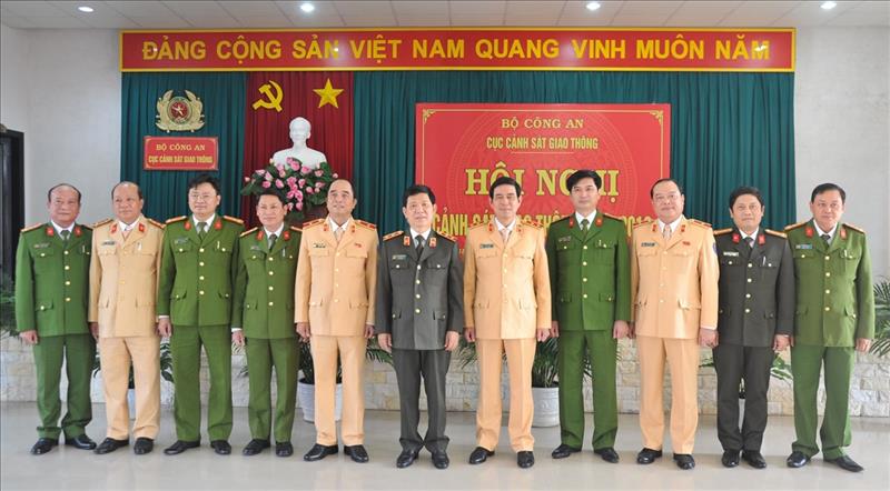 Thứ trưởng Nguyễn Văn Sơn cùng các đại biểu dự Hội nghị.
