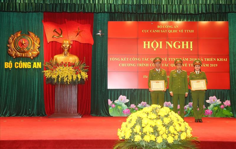 Thứ trưởng Lê Quý Vương trao Danh hiệu chiến sỹ thi đua toàn lực lượng Công an nhân dân tặng 02 cá nhân.